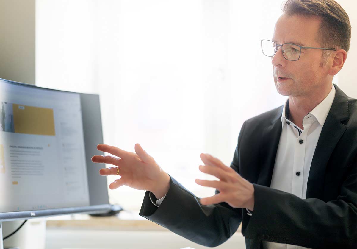 Dr. Peter Landgraf vor einem Computerbildschirm